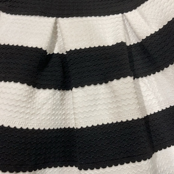 Cute black and white dress never worn - Picture 3 of 4